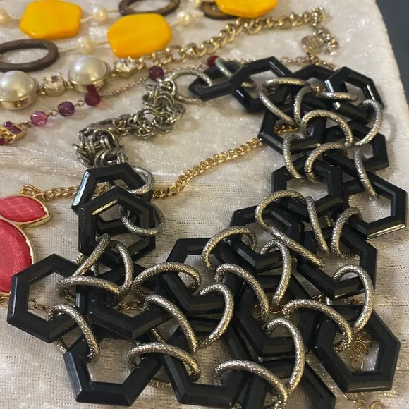 Jessica Simpson, Charming Charlie, Robert Rose to name a few ~14 necklace lot. - Picture 4 of 8